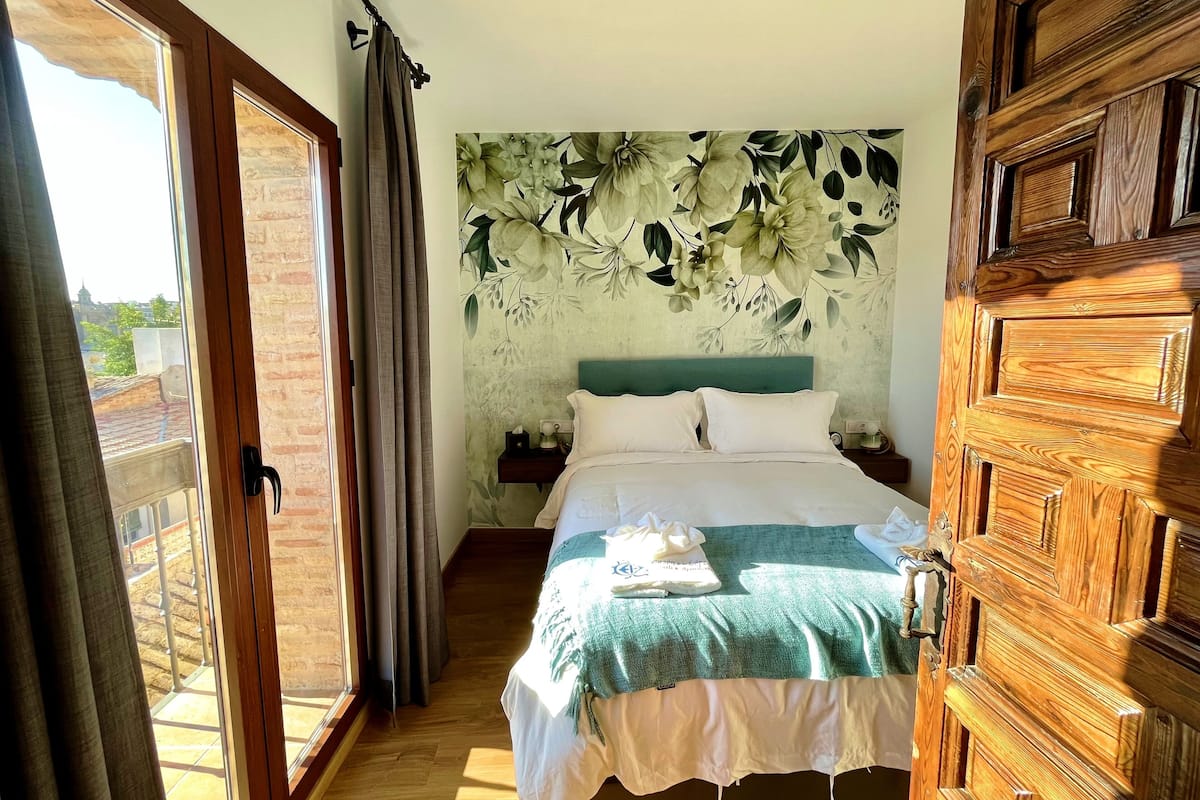 Lägenhet Deluxe - 1 sovrum - icke-rökare - utsikt mot resort | 1 sovrum, italienska Frette-lakan och sängtillbehör av högsta kvalitet