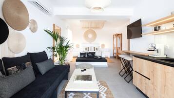 Suite de luna de miel | Área de sala de estar | Televisión de pantalla plana, Netflix y servicios de streaming