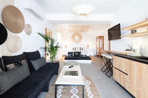 Honeymoon Suite | Living area | 45-inch flat-screen TV with satellite channels, Netflix - Sersi Paros (Paros)