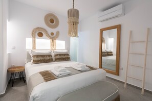 Signature Suite | Frette Italian sheets, premium bedding, memory-foam beds, in-room safe - Sersi Paros (Paros)