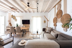 Luxury Villa | Living area | 45-inch flat-screen TV with satellite channels, Netflix - Sersi Paros (Paros)