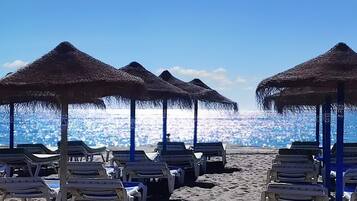 Ubicación cercana a la playa, tumbonas y toallas de playa