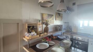 Frigorífico, microondas, horno y placa de cocina