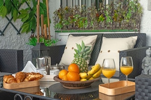 Outdoor dining - Apartamento Para 4-6 pax en la Costa del Sol, Mijas Málaga. Acepta Mascotas (AN)