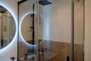 Douche, séchoir à cheveux, serviettes fournies, savon