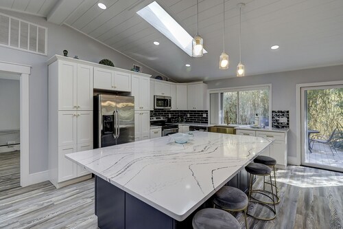 Luxury Updated 6 BR home Private Pool Near Ocean Bikes & Beach Gear Included