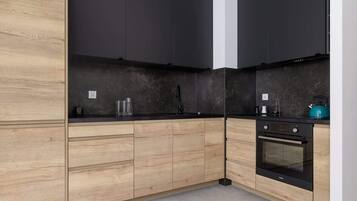 Fridge, oven, stovetop, cookware/dishes/utensils