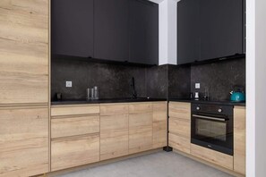 Geladeira, fogão, cooktop, talheres/pratos/utensílios de cozinha