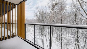 Una habitación con un amplio ventanal con vistas a un paisaje nevado.