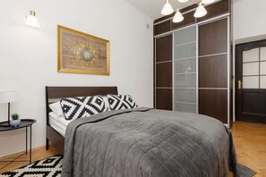 1 habitación, escritorio, tabla de planchar con plancha y wifi