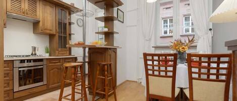 雪櫃、微波爐、焗爐、爐具