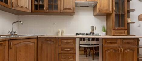 Jääkaappi, mikroaaltouuni, uuni, liesi