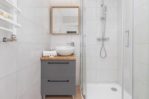 Dusche, Haartrockner, Shampoo