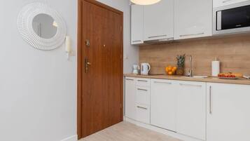 Kühlschrank, Mikrowelle, Herdplatte, Geschirrspüler