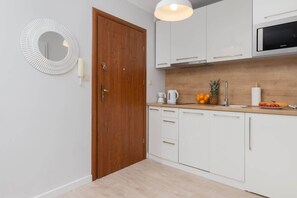 Kjøleskap, mikrobølgeovn, kokeplater og oppvaskmaskin