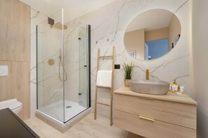 Chuveiro, secador de cabelo, shampoo 