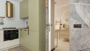 Una cocina moderna con estufa a gas, horno y salpicadero con diseño de espiga.