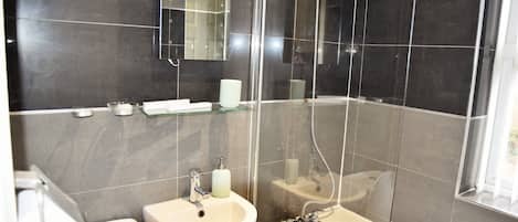 Séchoir à cheveux, serviettes fournies, savon, shampooing