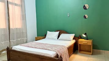 1 dormitorio, tabla de planchar con plancha, wifi y ropa de cama