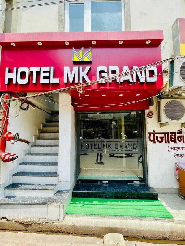 Property entrance - Hotel M K Grand (Varanasi)