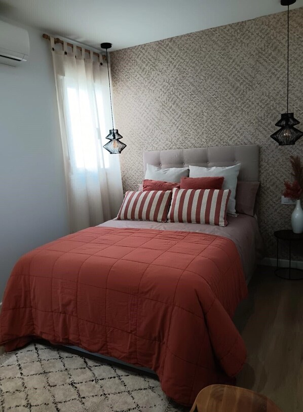 1 habitación, tabla de planchar con plancha, wifi gratis y ropa de cama 