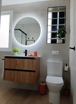 Douche, sèche-cheveux, serviettes fournies, savon