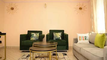 Business Apartment | Ruang tamu | 24 inci sebuah televisyen pintar dengan satelit