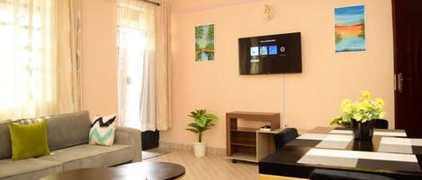 Apartamento empresarial | Área de estar | Smart TV 24 polegadas com canais via satélite