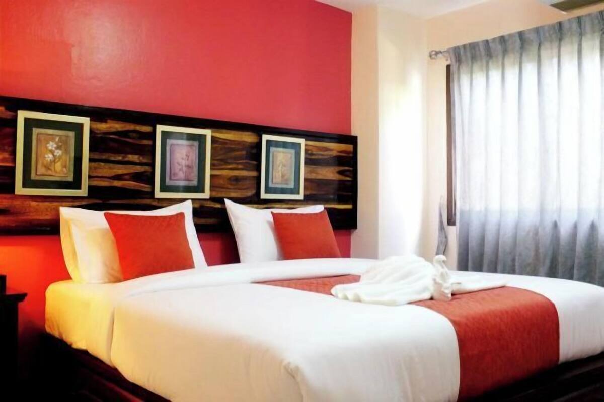 1 habitación, decoración personalizada y escritorio