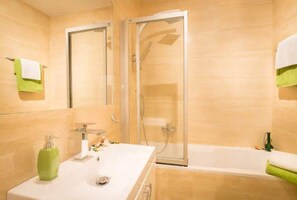 Dusche, Haartrockner, Handtücher, Seife