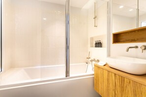 Regadera y secadora de cabello 