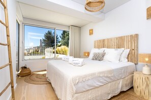 3 habitaciones, tabla de planchar con plancha y cuna de viaje 