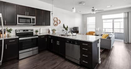 Cozysuites Stylish 4BR the heart of Nora