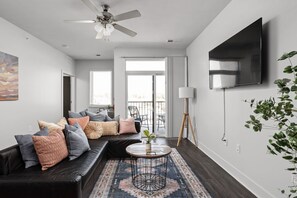 Deluxe-Apartment, 4 Schlafzimmer | Wohnbereich | Fernseher