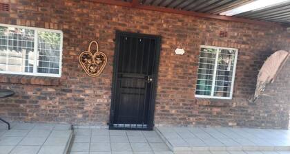 Legaeng Cottage - peaceful private family size unit with swimming pool and WIFI