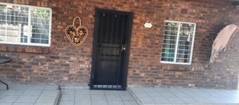 Legaeng Cottage - peaceful private family size unit with swimming pool and WIFI
