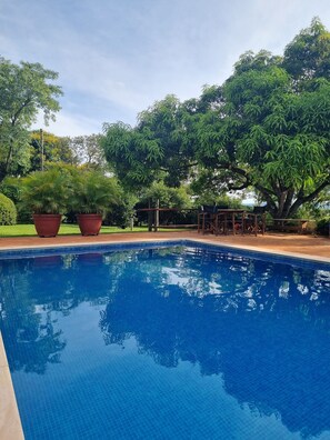 Utendørsbasseng og et oppvarmet basseng