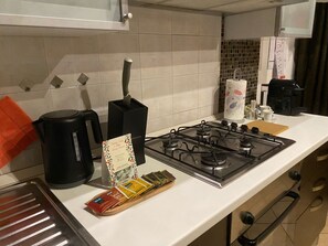 Frigorifero, microonde, forno, piano cottura