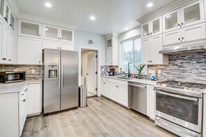 House (3 Bedrooms) | Interior - Westport Home w/ Hot Tub: 2 Blocks to Beach! (Westport)