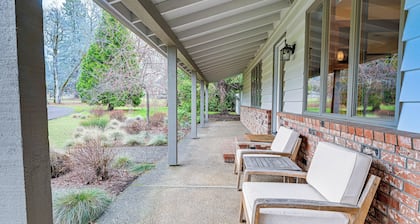 Grants Pass Vacation Rental Home: Deck + Views!