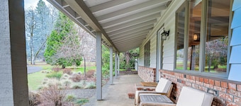 บ้านให้เช่าในช่วงวันหยุด Grants Pass: ดาดฟ้า + วิว!