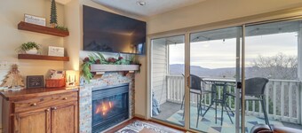 Cozy Condo w/ Balcony & Views in Beech Mountain!