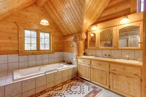 House (6 Bedrooms) | Interior