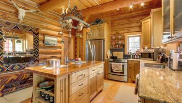 House (6 Bedrooms) | Interior