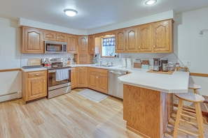 House (1 Bedroom) | Interior - Tranquil Mt Pleasant Mills Retreat on 60-acre Farm (Mount Pleasant Mills)