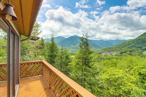 Maggie Valley Mountain Escape w/ Fireplace & Deck!