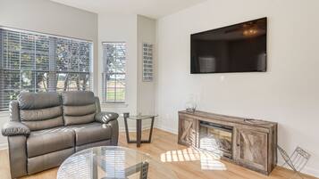 Apartemen (3 Bedrooms) | Area keluarga | TV, perapian, dan buku