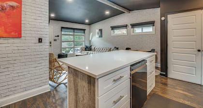 Modern Atlanta Retreat: Private Hot Tub & Yard!