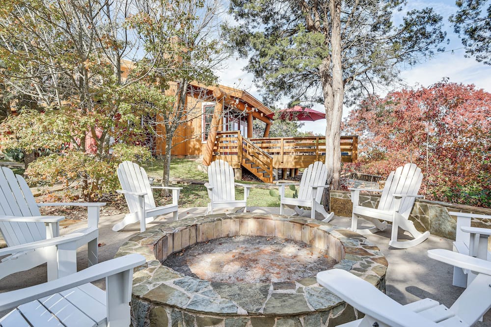 Lake Whitney Cabin w/ Hot Tub & Fire Pit! - Clifton, TX