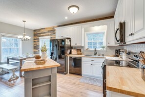 Interior - Hammocks & Forest Views: Creekside Murphy Retreat (Murphy)